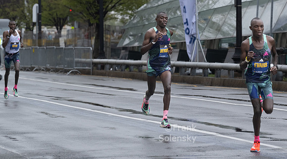 Men's leaders: Evans Chebet (r), Gabriel Geay (l), Benson Kipruto (c)