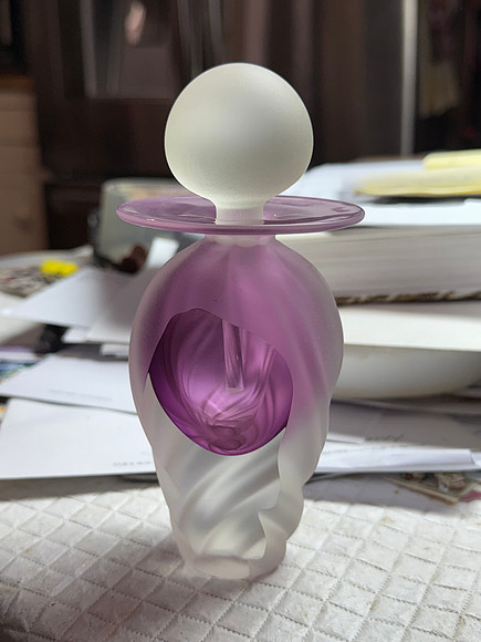 Decorative perfume bottle (1/2)