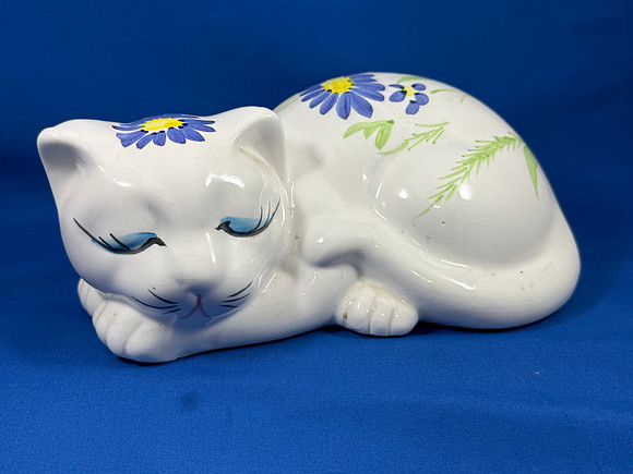 Price Products White Porcelain cat (1/2)